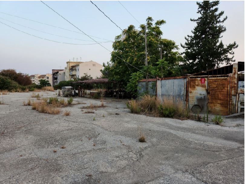 Terreno su cui insisteva impianto di betonaggio e su cui insistono dei manufatti abusivi insuscettibili di sanatoria, il prezzo a base d'asta è al netto dei costi di demolizione e smaltimento (stimati dal tecnico in € 30.000,00). L'aggiudicatario dovrà farsi carico delle seguenti attività per ciascun manufatto: demolizione / smontaggio dei manufatti; trasporto e conferimento in discarica autorizzata. Sup. mq (arr.) 8393. Immobile libero. Piena proprietà.