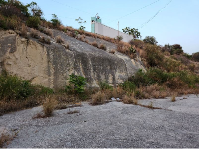 Terreno su cui insisteva impianto di betonaggio e su cui insistono dei manufatti abusivi insuscettibili di sanatoria, il prezzo a base d'asta è al netto dei costi di demolizione e smaltimento (stimati dal tecnico in € 30.000,00). L'aggiudicatario dovrà farsi carico delle seguenti attività per ciascun manufatto: demolizione / smontaggio dei manufatti; trasporto e conferimento in discarica autorizzata. Sup. mq (arr.) 8393. Immobile libero. Piena proprietà.