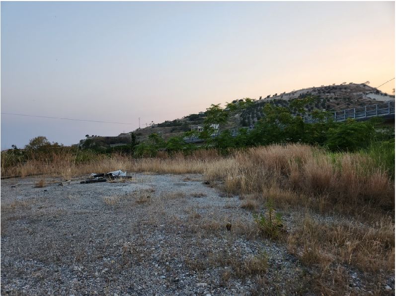 Terreno su cui insisteva impianto di betonaggio e su cui insistono dei manufatti abusivi insuscettibili di sanatoria, il prezzo a base d'asta è al netto dei costi di demolizione e smaltimento (stimati dal tecnico in € 30.000,00). L'aggiudicatario dovrà farsi carico delle seguenti attività per ciascun manufatto: demolizione / smontaggio dei manufatti; trasporto e conferimento in discarica autorizzata. Sup. mq (arr.) 8393. Immobile libero. Piena proprietà.