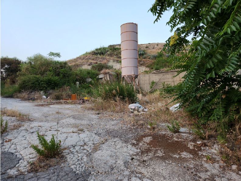 Terreno su cui insisteva impianto di betonaggio e su cui insistono dei manufatti abusivi insuscettibili di sanatoria, il prezzo a base d'asta è al netto dei costi di demolizione e smaltimento (stimati dal tecnico in € 30.000,00). L'aggiudicatario dovrà farsi carico delle seguenti attività per ciascun manufatto: demolizione / smontaggio dei manufatti; trasporto e conferimento in discarica autorizzata. Sup. mq (arr.) 8393. Immobile libero. Piena proprietà.