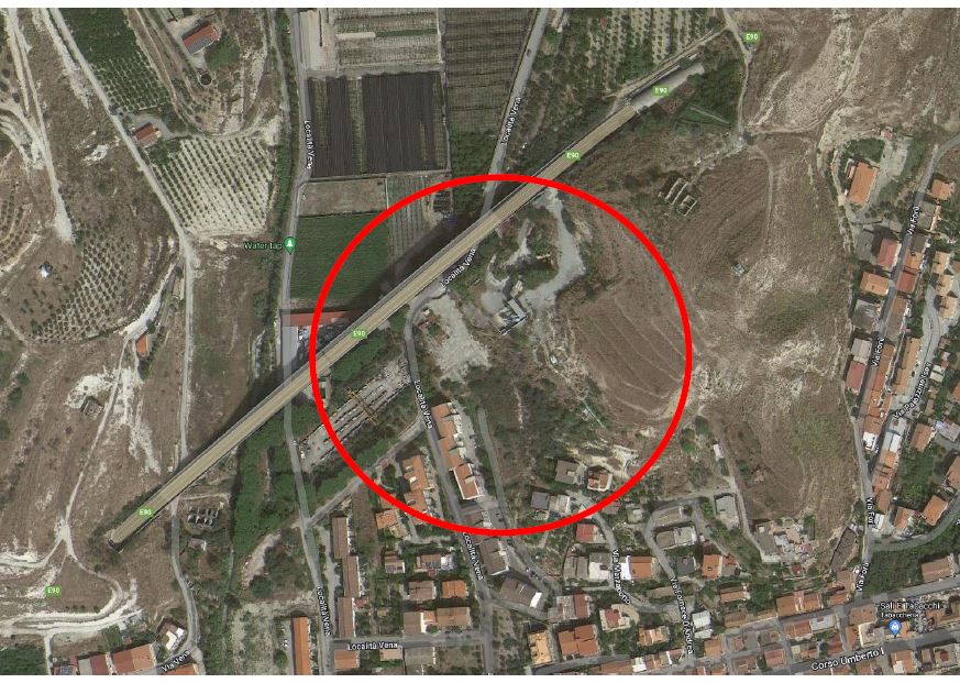Terreno su cui insisteva impianto di betonaggio e su cui insistono dei manufatti abusivi insuscettibili di sanatoria, il prezzo a base d'asta è al netto dei costi di demolizione e smaltimento (stimati dal tecnico in € 30.000,00). L'aggiudicatario dovrà farsi carico delle seguenti attività per ciascun manufatto: demolizione / smontaggio dei manufatti; trasporto e conferimento in discarica autorizzata. Sup. mq (arr.) 8393. Immobile libero. Piena proprietà.
