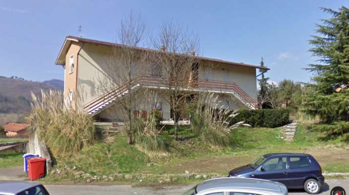Abitazione in Aulla (Massa Carrara) Via Battaglini E Toso 13 (piano primo). Composto da: soggiorno, disimpegno, 2 camere, cucina, 2 bagni e terrazzo + box auto. Identificativi [N.C.E.U.] Categoria Catastale A2 foglio 17 part. 926 sub. 4, con box auto ad uso esclusivo al foglio 17 part. 926 sub. 8. Mq 102. Libero. Piena proprietà