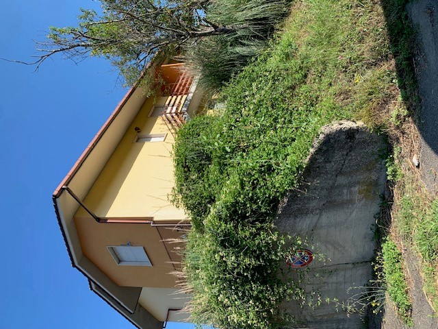 Abitazione in Aulla (Massa Carrara) Via Battaglini E Toso 13 (piano primo). Composto da: soggiorno, disimpegno, 2 camere, cucina, 2 bagni e terrazzo + box auto. Identificativi [N.C.E.U.] Categoria Catastale A2 foglio 17 part. 926 sub. 4, con box auto ad uso esclusivo al foglio 17 part. 926 sub. 8. Mq 102. Libero. Piena proprietà