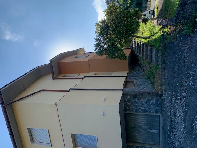Abitazione in Aulla (Massa Carrara) Via Battaglini E Toso 13 (piano primo). Composto da: soggiorno, disimpegno, 2 camere, cucina, 2 bagni e terrazzo + box auto. Identificativi [N.C.E.U.] Categoria Catastale A2 foglio 17 part. 926 sub. 4, con box auto ad uso esclusivo al foglio 17 part. 926 sub. 8. Mq 102. Libero. Piena proprietà