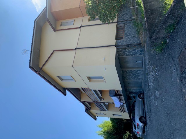 Abitazione in Aulla (Massa Carrara) Via Battaglini E Toso 13 (piano primo). Composto da: soggiorno, disimpegno, 2 camere, cucina, 2 bagni e terrazzo + box auto. Identificativi [N.C.E.U.] Categoria Catastale A2 foglio 17 part. 926 sub. 4, con box auto ad uso esclusivo al foglio 17 part. 926 sub. 8. Mq 102. Libero. Piena proprietà