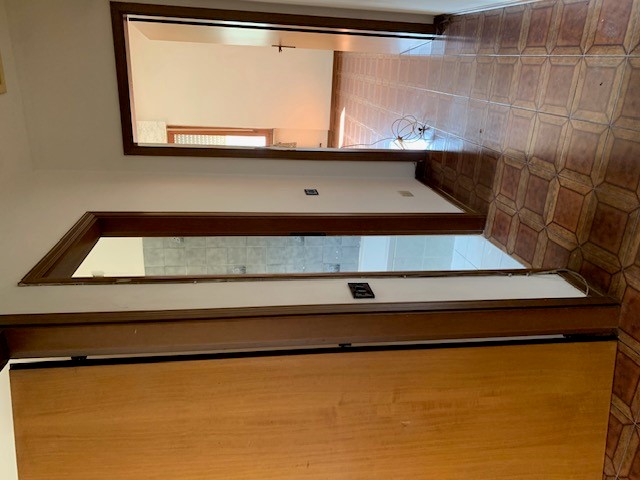 Abitazione in Aulla (Massa Carrara) Via Battaglini E Toso 13 (piano primo). Composto da: soggiorno, disimpegno, 2 camere, cucina, 2 bagni e terrazzo + box auto. Identificativi [N.C.E.U.] Categoria Catastale A2 foglio 17 part. 926 sub. 4, con box auto ad uso esclusivo al foglio 17 part. 926 sub. 8. Mq 102. Libero. Piena proprietà