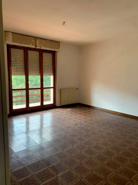 Abitazione in Aulla (Massa Carrara) Via Battaglini E Toso 13 (piano primo). Composto da: soggiorno, disimpegno, 2 camere, cucina, 2 bagni e terrazzo + box auto. Identificativi [N.C.E.U.] Categoria Catastale A2 foglio 17 part. 926 sub. 4, con box auto ad uso esclusivo al foglio 17 part. 926 sub. 8. Mq 102. Libero. Piena proprietà