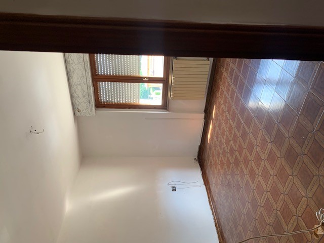 Abitazione in Aulla (Massa Carrara) Via Battaglini E Toso 13 (piano primo). Composto da: soggiorno, disimpegno, 2 camere, cucina, 2 bagni e terrazzo + box auto. Identificativi [N.C.E.U.] Categoria Catastale A2 foglio 17 part. 926 sub. 4, con box auto ad uso esclusivo al foglio 17 part. 926 sub. 8. Mq 102. Libero. Piena proprietà