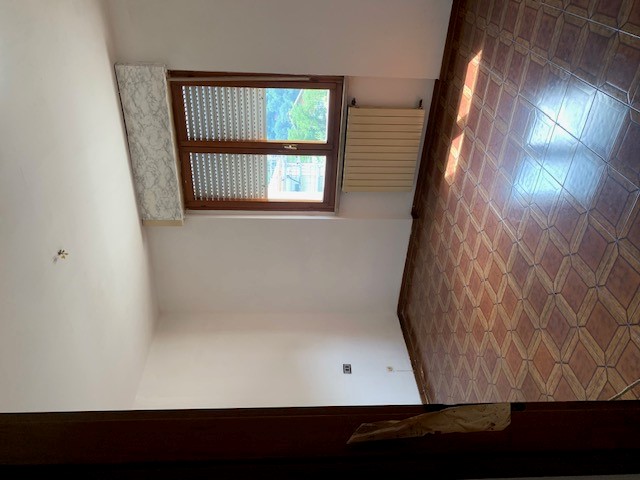 Abitazione in Aulla (Massa Carrara) Via Battaglini E Toso 13 (piano primo). Composto da: soggiorno, disimpegno, 2 camere, cucina, 2 bagni e terrazzo + box auto. Identificativi [N.C.E.U.] Categoria Catastale A2 foglio 17 part. 926 sub. 4, con box auto ad uso esclusivo al foglio 17 part. 926 sub. 8. Mq 102. Libero. Piena proprietà