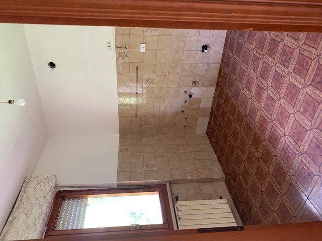 Abitazione in Aulla (Massa Carrara) Via Battaglini E Toso 13 (piano primo). Composto da: soggiorno, disimpegno, 2 camere, cucina, 2 bagni e terrazzo + box auto. Identificativi [N.C.E.U.] Categoria Catastale A2 foglio 17 part. 926 sub. 4, con box auto ad uso esclusivo al foglio 17 part. 926 sub. 8. Mq 102. Libero. Piena proprietà