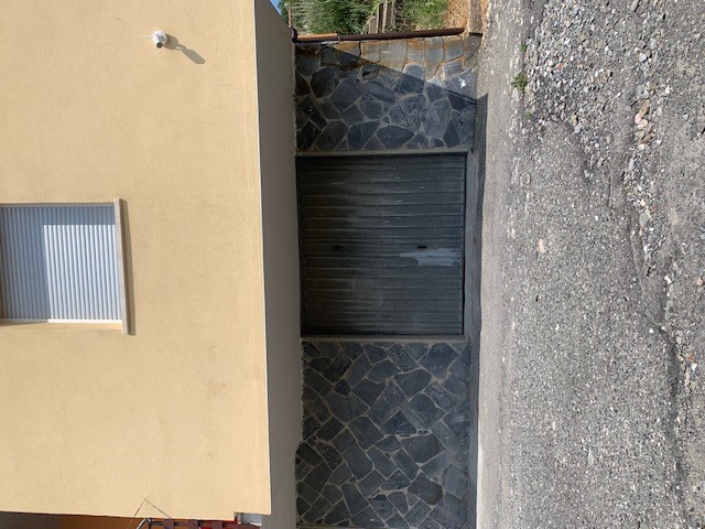 Abitazione in Aulla (Massa Carrara) Via Battaglini E Toso 13 (piano primo). Composto da: soggiorno, disimpegno, 2 camere, cucina, 2 bagni e terrazzo + box auto. Identificativi [N.C.E.U.] Categoria Catastale A2 foglio 17 part. 926 sub. 4, con box auto ad uso esclusivo al foglio 17 part. 926 sub. 8. Mq 102. Libero. Piena proprietà