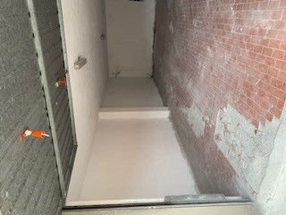 Abitazione in Aulla (Massa Carrara) Via Battaglini E Toso 13 (piano primo). Composto da: soggiorno, disimpegno, 2 camere, cucina, 2 bagni e terrazzo + box auto. Identificativi [N.C.E.U.] Categoria Catastale A2 foglio 17 part. 926 sub. 4, con box auto ad uso esclusivo al foglio 17 part. 926 sub. 8. Mq 102. Libero. Piena proprietà