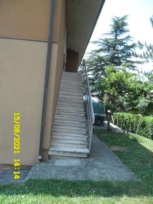 Abitazione in Aulla (Massa Carrara) Via Barcara (piano primo). Composto da: soggiorno, 2 camere, cucina, 2 WC e balcone + box auto. Identificativi [N.C.E.U.] Categoria Catastale A2 foglio 17 part. 940 sub. 4, con box auto ad uso esclusivo al foglio 17 part. 940 sub. 8. Mq 98. Libero. Piena proprietà
