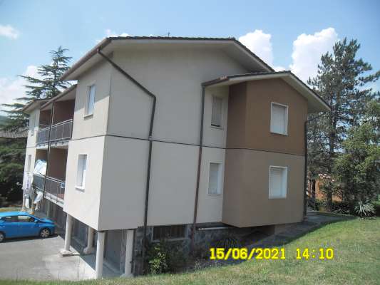 Abitazione in Aulla (Massa Carrara) Via Barcara (piano primo). Composto da: soggiorno, 2 camere, cucina, 2 WC e balcone + box auto. Identificativi [N.C.E.U.] Categoria Catastale A2 foglio 17 part. 940 sub. 4, con box auto ad uso esclusivo al foglio 17 part. 940 sub. 8. Mq 98. Libero. Piena proprietà