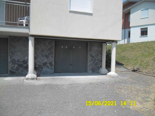 Abitazione in Aulla (Massa Carrara) Via Barcara (piano primo). Composto da: soggiorno, 2 camere, cucina, 2 WC e balcone + box auto. Identificativi [N.C.E.U.] Categoria Catastale A2 foglio 17 part. 940 sub. 4, con box auto ad uso esclusivo al foglio 17 part. 940 sub. 8. Mq 98. Libero. Piena proprietà