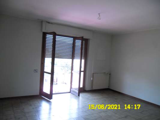 Abitazione in Aulla (Massa Carrara) Via Barcara (piano primo). Composto da: soggiorno, 2 camere, cucina, 2 WC e balcone + box auto. Identificativi [N.C.E.U.] Categoria Catastale A2 foglio 17 part. 940 sub. 4, con box auto ad uso esclusivo al foglio 17 part. 940 sub. 8. Mq 98. Libero. Piena proprietà