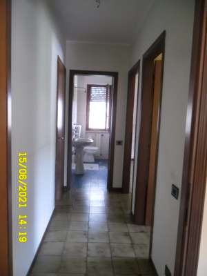 Abitazione in Aulla (Massa Carrara) Via Barcara (piano primo). Composto da: soggiorno, 2 camere, cucina, 2 WC e balcone + box auto. Identificativi [N.C.E.U.] Categoria Catastale A2 foglio 17 part. 940 sub. 4, con box auto ad uso esclusivo al foglio 17 part. 940 sub. 8. Mq 98. Libero. Piena proprietà