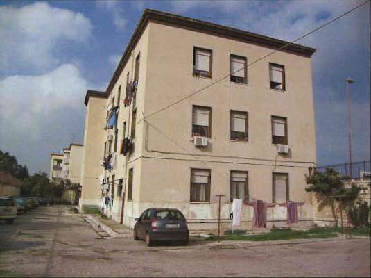 Abitazione in Bari (Bari) Via Napoli 326 (piano secondo, interno 11). Composto da: ingresso, corridoio, soggiorno, 3 camere, cucina, WC e ripostiglio Identificativi [N.C.E.U.] Categoria Catastale A3 foglio 15 part. 110 sub. 13. Mq 119. Libero. Piena proprietà