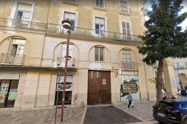 Abitazione in Caserta (Caserta) Corso Trieste 18 (piano primo, interno 1). Composto da: ingresso, disimpegno, soggiorno, sala da pranzo, 3 camere, cucina, WC e 3 balconcini Identificativi [N.C.E.U.] Categoria Catastale A2 foglio 500 part. 777 sub. 5. Mq 191. Libero. Piena proprietà