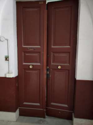 Abitazione in Caserta (Caserta) Corso Trieste 18 (piano primo, interno 1). Composto da: ingresso, disimpegno, soggiorno, sala da pranzo, 3 camere, cucina, WC e 3 balconcini Identificativi [N.C.E.U.] Categoria Catastale A2 foglio 500 part. 777 sub. 5. Mq 191. Libero. Piena proprietà