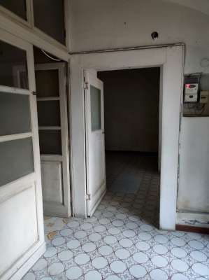 Abitazione in Caserta (Caserta) Corso Trieste 18 (piano primo, interno 1). Composto da: ingresso, disimpegno, soggiorno, sala da pranzo, 3 camere, cucina, WC e 3 balconcini Identificativi [N.C.E.U.] Categoria Catastale A2 foglio 500 part. 777 sub. 5. Mq 191. Libero. Piena proprietà