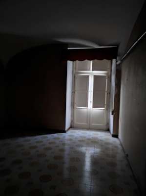 Abitazione in Caserta (Caserta) Corso Trieste 18 (piano primo, interno 1). Composto da: ingresso, disimpegno, soggiorno, sala da pranzo, 3 camere, cucina, WC e 3 balconcini Identificativi [N.C.E.U.] Categoria Catastale A2 foglio 500 part. 777 sub. 5. Mq 191. Libero. Piena proprietà