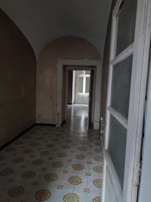 Abitazione in Caserta (Caserta) Corso Trieste 18 (piano primo, interno 1). Composto da: ingresso, disimpegno, soggiorno, sala da pranzo, 3 camere, cucina, WC e 3 balconcini Identificativi [N.C.E.U.] Categoria Catastale A2 foglio 500 part. 777 sub. 5. Mq 191. Libero. Piena proprietà