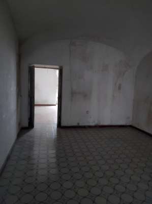 Abitazione in Caserta (Caserta) Corso Trieste 18 (piano primo, interno 1). Composto da: ingresso, disimpegno, soggiorno, sala da pranzo, 3 camere, cucina, WC e 3 balconcini Identificativi [N.C.E.U.] Categoria Catastale A2 foglio 500 part. 777 sub. 5. Mq 191. Libero. Piena proprietà