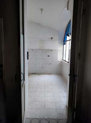 Abitazione in Caserta (Caserta) Corso Trieste 18 (piano primo, interno 1). Composto da: ingresso, disimpegno, soggiorno, sala da pranzo, 3 camere, cucina, WC e 3 balconcini Identificativi [N.C.E.U.] Categoria Catastale A2 foglio 500 part. 777 sub. 5. Mq 191. Libero. Piena proprietà