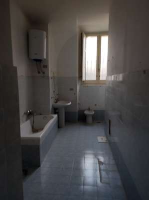 Abitazione in Caserta (Caserta) Corso Trieste 18 (piano primo, interno 1). Composto da: ingresso, disimpegno, soggiorno, sala da pranzo, 3 camere, cucina, WC e 3 balconcini Identificativi [N.C.E.U.] Categoria Catastale A2 foglio 500 part. 777 sub. 5. Mq 191. Libero. Piena proprietà