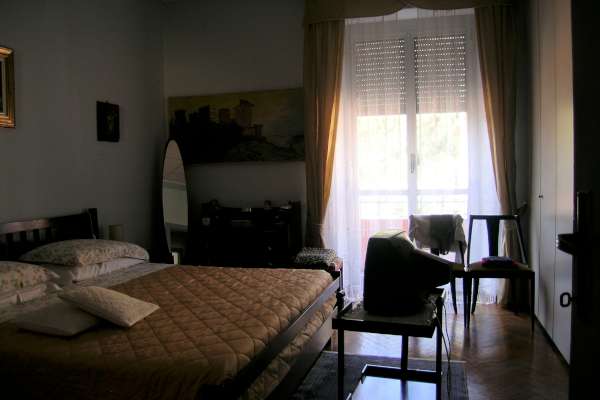 Abitazione in Chiavari (Genova) Via Parma 10 (piano terzo, interno 8). Composto da: ingresso, corridoio, soggiorno, disimpegno, saletta, 2 camere, cucina, bagno, ripostiglio e 4 terrazzi + cantina posto auto scoperto. Identificativi [N.C.E.U.] Categoria Catastale A3 foglio 12 part. 1996 sub. 40 (compresa cantina ad uso esclusivo) e posto auto scoperto ad uso esclusivo al foglio 12 part. 1996 sub. 30. Mq 139. Libero. Piena proprietà
