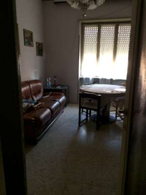 Abitazione in Civitavecchia (Roma) Via Antonio Da Sangallo 19 (scala C, piano terra, interno 1). Composto da: 2 disimpegni, 3 camere, cucina, bagno e ripostiglio + cantina posto auto scoperto. Identificativi [N.C.E.U.] Categoria Catastale A2 foglio 19 part. 289 sub. 92, con cantina ad uso esclusivo al foglio 19 part. 289 sub. 78 e posto auto scoperto ad uso esclusivo al foglio 19 part. 289 sub. 165.. Mq 88. Libero. Piena proprietà