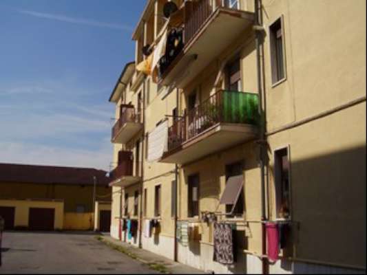 Abitazione in Falconara Marittima (Ancona) Via Fiumesino 7/A (piano terra, interno 1). Composto da: Ingresso, 3 camere, cucina e bagno + 2 soffitte al piano terzo garage. Identificativi [N.C.E.U.] Categoria Catastale A2 foglio 8 part. 871 sub. 7 (compreso sottotetto ad uso esclusivo), con box auto ad uso esclusivo al foglio 8 part. 871 sub. 19.. Mq 94. Libero. Piena proprietà