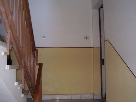 Abitazione in Falconara Marittima (Ancona) Via Fiumesino 7/A (piano terra, interno 1). Composto da: Ingresso, 3 camere, cucina e bagno + 2 soffitte al piano terzo garage. Identificativi [N.C.E.U.] Categoria Catastale A2 foglio 8 part. 871 sub. 7 (compreso sottotetto ad uso esclusivo), con box auto ad uso esclusivo al foglio 8 part. 871 sub. 19.. Mq 94. Libero. Piena proprietà