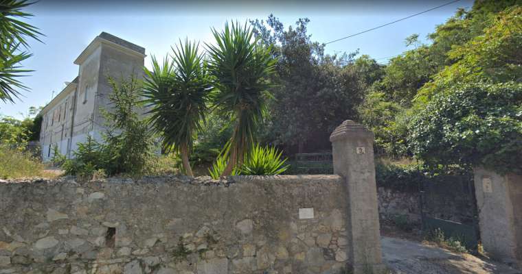 Abitazione in Gaeta (Latina) Via Della Breccia 9 (piano primo). Composto da: 3 camere, cucina, bagno + posto auto scoperto 2 locali deposito ad uso esclusivo 1 locale deposito ad uso comune. Identificativi [N.C.E.U.] Categoria Catastale A4 foglio 37 part. 54 sub. 21, con posto auto scoperto ad uso esclusivo al foglio 37 part. 54 sub. 13, deposito ad uso esclusivo al foglio 37 part. 54 sub. 18, deposito ad uso esclusivo al foglio 37 part. 54 sub. 19 e deposito ad uso comune (millesimi di proprietà 250) al foglio 37 part. 54 sub. 16. Mq 84. Libero. Piena proprietà