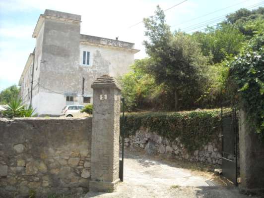 Abitazione in Gaeta (Latina) Via Della Breccia 9 (piano primo). Composto da: 3 camere, cucina, bagno + posto auto scoperto 2 locali deposito ad uso esclusivo 1 locale deposito ad uso comune. Identificativi [N.C.E.U.] Categoria Catastale A4 foglio 37 part. 54 sub. 21, con posto auto scoperto ad uso esclusivo al foglio 37 part. 54 sub. 13, deposito ad uso esclusivo al foglio 37 part. 54 sub. 18, deposito ad uso esclusivo al foglio 37 part. 54 sub. 19 e deposito ad uso comune (millesimi di proprietà 250) al foglio 37 part. 54 sub. 16. Mq 84. Libero. Piena proprietà