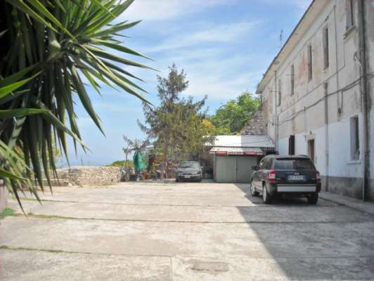 Abitazione in Gaeta (Latina) Via Della Breccia 9 (piano primo). Composto da: 3 camere, cucina, bagno + posto auto scoperto 2 locali deposito ad uso esclusivo 1 locale deposito ad uso comune. Identificativi [N.C.E.U.] Categoria Catastale A4 foglio 37 part. 54 sub. 21, con posto auto scoperto ad uso esclusivo al foglio 37 part. 54 sub. 13, deposito ad uso esclusivo al foglio 37 part. 54 sub. 18, deposito ad uso esclusivo al foglio 37 part. 54 sub. 19 e deposito ad uso comune (millesimi di proprietà 250) al foglio 37 part. 54 sub. 16. Mq 84. Libero. Piena proprietà