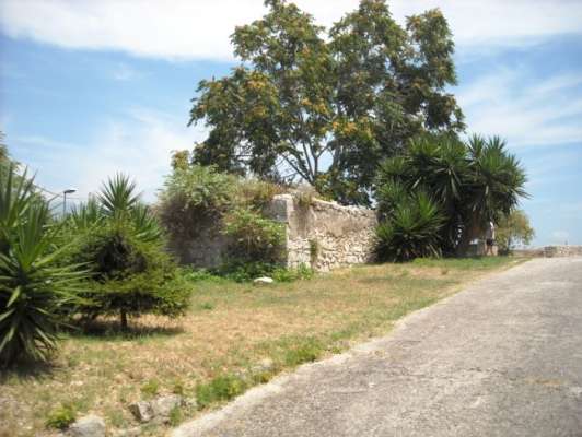 Abitazione in Gaeta (Latina) Via Della Breccia 9 (piano primo). Composto da: 3 camere, cucina, bagno + posto auto scoperto 2 locali deposito ad uso esclusivo 1 locale deposito ad uso comune. Identificativi [N.C.E.U.] Categoria Catastale A4 foglio 37 part. 54 sub. 21, con posto auto scoperto ad uso esclusivo al foglio 37 part. 54 sub. 13, deposito ad uso esclusivo al foglio 37 part. 54 sub. 18, deposito ad uso esclusivo al foglio 37 part. 54 sub. 19 e deposito ad uso comune (millesimi di proprietà 250) al foglio 37 part. 54 sub. 16. Mq 84. Libero. Piena proprietà
