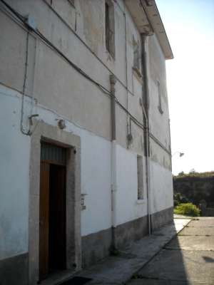 Abitazione in Gaeta (Latina) Via Della Breccia 9 (piano primo). Composto da: 3 camere, cucina, bagno + posto auto scoperto 2 locali deposito ad uso esclusivo 1 locale deposito ad uso comune. Identificativi [N.C.E.U.] Categoria Catastale A4 foglio 37 part. 54 sub. 21, con posto auto scoperto ad uso esclusivo al foglio 37 part. 54 sub. 13, deposito ad uso esclusivo al foglio 37 part. 54 sub. 18, deposito ad uso esclusivo al foglio 37 part. 54 sub. 19 e deposito ad uso comune (millesimi di proprietà 250) al foglio 37 part. 54 sub. 16. Mq 84. Libero. Piena proprietà