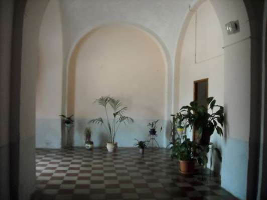 Abitazione in Gaeta (Latina) Via Della Breccia 9 (piano primo). Composto da: 3 camere, cucina, bagno + posto auto scoperto 2 locali deposito ad uso esclusivo 1 locale deposito ad uso comune. Identificativi [N.C.E.U.] Categoria Catastale A4 foglio 37 part. 54 sub. 21, con posto auto scoperto ad uso esclusivo al foglio 37 part. 54 sub. 13, deposito ad uso esclusivo al foglio 37 part. 54 sub. 18, deposito ad uso esclusivo al foglio 37 part. 54 sub. 19 e deposito ad uso comune (millesimi di proprietà 250) al foglio 37 part. 54 sub. 16. Mq 84. Libero. Piena proprietà