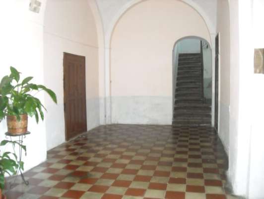 Abitazione in Gaeta (Latina) Via Della Breccia 9 (piano primo). Composto da: 3 camere, cucina, bagno + posto auto scoperto 2 locali deposito ad uso esclusivo 1 locale deposito ad uso comune. Identificativi [N.C.E.U.] Categoria Catastale A4 foglio 37 part. 54 sub. 21, con posto auto scoperto ad uso esclusivo al foglio 37 part. 54 sub. 13, deposito ad uso esclusivo al foglio 37 part. 54 sub. 18, deposito ad uso esclusivo al foglio 37 part. 54 sub. 19 e deposito ad uso comune (millesimi di proprietà 250) al foglio 37 part. 54 sub. 16. Mq 84. Libero. Piena proprietà