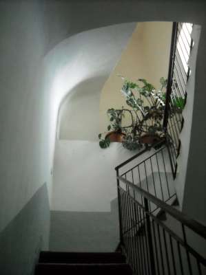 Abitazione in Gaeta (Latina) Via Della Breccia 9 (piano primo). Composto da: 3 camere, cucina, bagno + posto auto scoperto 2 locali deposito ad uso esclusivo 1 locale deposito ad uso comune. Identificativi [N.C.E.U.] Categoria Catastale A4 foglio 37 part. 54 sub. 21, con posto auto scoperto ad uso esclusivo al foglio 37 part. 54 sub. 13, deposito ad uso esclusivo al foglio 37 part. 54 sub. 18, deposito ad uso esclusivo al foglio 37 part. 54 sub. 19 e deposito ad uso comune (millesimi di proprietà 250) al foglio 37 part. 54 sub. 16. Mq 84. Libero. Piena proprietà