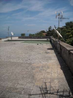 Abitazione in Gaeta (Latina) Via Della Breccia 9 (piano primo). Composto da: 3 camere, cucina, bagno + posto auto scoperto 2 locali deposito ad uso esclusivo 1 locale deposito ad uso comune. Identificativi [N.C.E.U.] Categoria Catastale A4 foglio 37 part. 54 sub. 21, con posto auto scoperto ad uso esclusivo al foglio 37 part. 54 sub. 13, deposito ad uso esclusivo al foglio 37 part. 54 sub. 18, deposito ad uso esclusivo al foglio 37 part. 54 sub. 19 e deposito ad uso comune (millesimi di proprietà 250) al foglio 37 part. 54 sub. 16. Mq 84. Libero. Piena proprietà