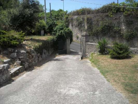 Abitazione in Gaeta (Latina) Via Della Breccia 9 (piano primo). Composto da: 3 camere, cucina, bagno + posto auto scoperto 2 locali deposito ad uso esclusivo 1 locale deposito ad uso comune. Identificativi [N.C.E.U.] Categoria Catastale A4 foglio 37 part. 54 sub. 21, con posto auto scoperto ad uso esclusivo al foglio 37 part. 54 sub. 13, deposito ad uso esclusivo al foglio 37 part. 54 sub. 18, deposito ad uso esclusivo al foglio 37 part. 54 sub. 19 e deposito ad uso comune (millesimi di proprietà 250) al foglio 37 part. 54 sub. 16. Mq 84. Libero. Piena proprietà