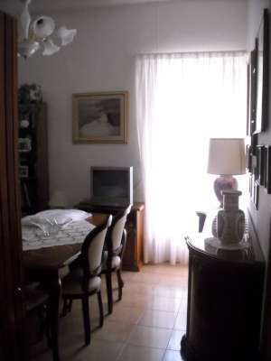 Abitazione in Gaeta (Latina) Via Della Breccia 9 (piano primo). Composto da: 3 camere, cucina, bagno + posto auto scoperto 2 locali deposito ad uso esclusivo 1 locale deposito ad uso comune. Identificativi [N.C.E.U.] Categoria Catastale A4 foglio 37 part. 54 sub. 21, con posto auto scoperto ad uso esclusivo al foglio 37 part. 54 sub. 13, deposito ad uso esclusivo al foglio 37 part. 54 sub. 18, deposito ad uso esclusivo al foglio 37 part. 54 sub. 19 e deposito ad uso comune (millesimi di proprietà 250) al foglio 37 part. 54 sub. 16. Mq 84. Libero. Piena proprietà