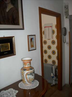 Abitazione in Gaeta (Latina) Via Della Breccia 9 (piano primo). Composto da: 3 camere, cucina, bagno + posto auto scoperto 2 locali deposito ad uso esclusivo 1 locale deposito ad uso comune. Identificativi [N.C.E.U.] Categoria Catastale A4 foglio 37 part. 54 sub. 21, con posto auto scoperto ad uso esclusivo al foglio 37 part. 54 sub. 13, deposito ad uso esclusivo al foglio 37 part. 54 sub. 18, deposito ad uso esclusivo al foglio 37 part. 54 sub. 19 e deposito ad uso comune (millesimi di proprietà 250) al foglio 37 part. 54 sub. 16. Mq 84. Libero. Piena proprietà