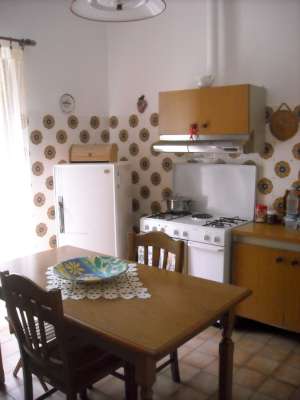 Abitazione in Gaeta (Latina) Via Della Breccia 9 (piano primo). Composto da: 3 camere, cucina, bagno + posto auto scoperto 2 locali deposito ad uso esclusivo 1 locale deposito ad uso comune. Identificativi [N.C.E.U.] Categoria Catastale A4 foglio 37 part. 54 sub. 21, con posto auto scoperto ad uso esclusivo al foglio 37 part. 54 sub. 13, deposito ad uso esclusivo al foglio 37 part. 54 sub. 18, deposito ad uso esclusivo al foglio 37 part. 54 sub. 19 e deposito ad uso comune (millesimi di proprietà 250) al foglio 37 part. 54 sub. 16. Mq 84. Libero. Piena proprietà