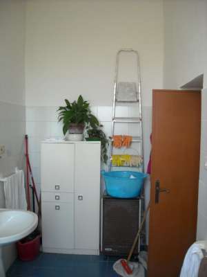 Abitazione in Gaeta (Latina) Via Della Breccia 9 (piano primo). Composto da: 3 camere, cucina, bagno + posto auto scoperto 2 locali deposito ad uso esclusivo 1 locale deposito ad uso comune. Identificativi [N.C.E.U.] Categoria Catastale A4 foglio 37 part. 54 sub. 21, con posto auto scoperto ad uso esclusivo al foglio 37 part. 54 sub. 13, deposito ad uso esclusivo al foglio 37 part. 54 sub. 18, deposito ad uso esclusivo al foglio 37 part. 54 sub. 19 e deposito ad uso comune (millesimi di proprietà 250) al foglio 37 part. 54 sub. 16. Mq 84. Libero. Piena proprietà