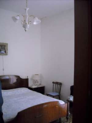 Abitazione in Gaeta (Latina) Via Della Breccia 9 (piano primo). Composto da: 3 camere, cucina, bagno + posto auto scoperto 2 locali deposito ad uso esclusivo 1 locale deposito ad uso comune. Identificativi [N.C.E.U.] Categoria Catastale A4 foglio 37 part. 54 sub. 21, con posto auto scoperto ad uso esclusivo al foglio 37 part. 54 sub. 13, deposito ad uso esclusivo al foglio 37 part. 54 sub. 18, deposito ad uso esclusivo al foglio 37 part. 54 sub. 19 e deposito ad uso comune (millesimi di proprietà 250) al foglio 37 part. 54 sub. 16. Mq 84. Libero. Piena proprietà