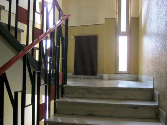 Abitazione in Maniago (Pordenone) Viale Manzoni, 18 (piano quarto). Composto da: Ingresso, disimpegno, soggiorno, cucina, 3 camere, 2 bagni, ripostiglio, 2 terrazze + Box auto. Identificativi [N.C.E.U.] Categoria Catastale A2 foglio 20 part. 155 sub. 45, con box auto ad uso esclusivo al foglio 20 part. 155 sub. 33.. Mq 128. Libero. Piena proprietà